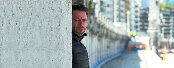 Borja Sémper, en el voladizo de la playa de La Concha.