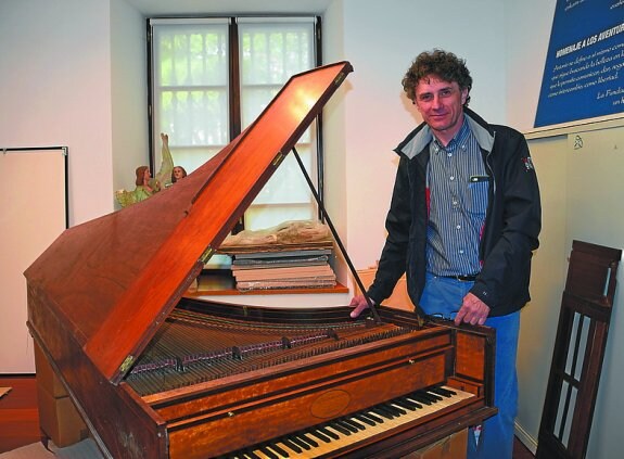 Umberto Debiaggi con el pianoforte ayer en Insausti. 