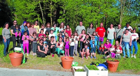 Experiencia saludable. Todas las familias que participaron en la iniciativa, junto a especialistas como Kristina Osa, la primera por la izquierda. 