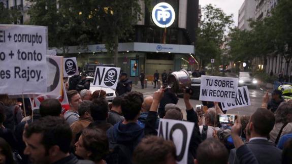 Más de mil personas protestan contra la corrupción ante la sede del PP en Madrid