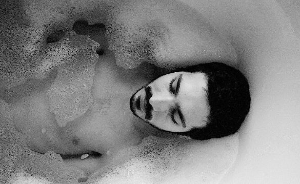 Úrsula Corberó fotografía a Chino Darín en la bañera (y lo comparte)