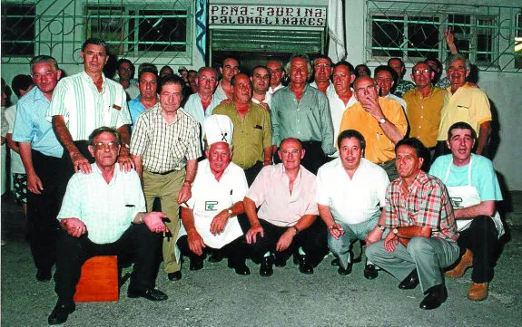 Palomo Linares junto a unos cuantos socios de la peña en su única visita a Lasarte-Oria en 1999. 
