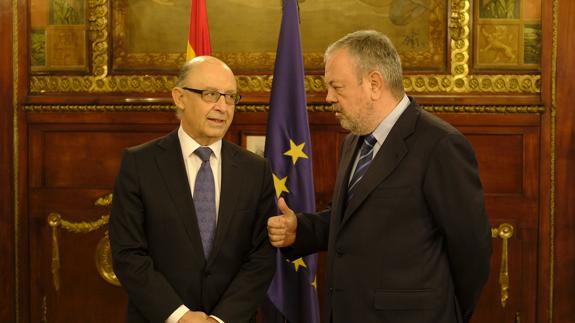 Cristóbal Montoro y Pedro Azpiazu se reunieron el pasado diciembre en Madrid