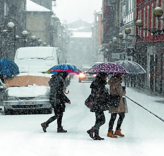 Nieve. La calle Legazpi bajo un manto blanco. 