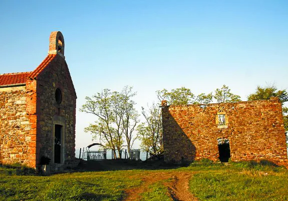 Ermita y caserío de Santa Catalina adquiridos por el Ayuntamiento.