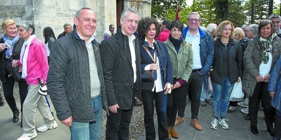 El diputado general de Araba, Ramiro González; el lehendakari Iñigo Urkullu, su mujer, Lucía Arieta-Araunabeña, y otros asistentes, ayer en la celebración de Nuestra Señora de Estíbaliz.