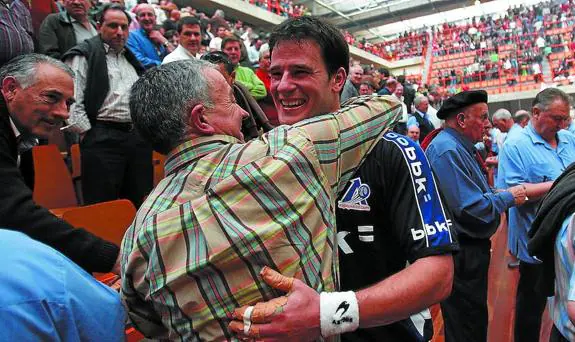 Julián Iparragirre y Abel Barriola se abrazan tras ganar el leitzarra un partido en el Ogueta de Gasteiz. 