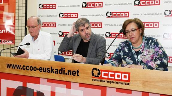 Sabino Santolalla y Mari Cruz Vicente flanquean a Unai Sordo durante la presentación del congreso. / 