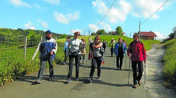 Excursionistas por Igeldo, practicando la marcha nórdica, en una salida organizada por el Club Vasco de Camping. 