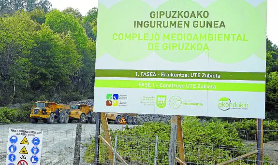 Ayer se colocó el cartel identificativo de las obras de la incineradora que arrancan hoy en los altos de Zubieta. 