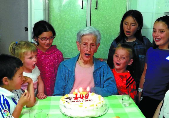 Cumpleaños centenario. Juana Mari sopló feliz  las velas rodeada de sus biznietos. 