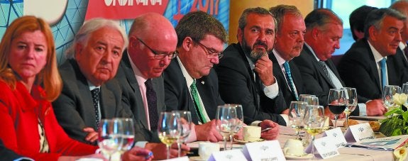 La mesa presidencial del encuentro de Cebek, con presencia de Azpiazu, instituciones vizcaínas y la cúpula empresarial. 