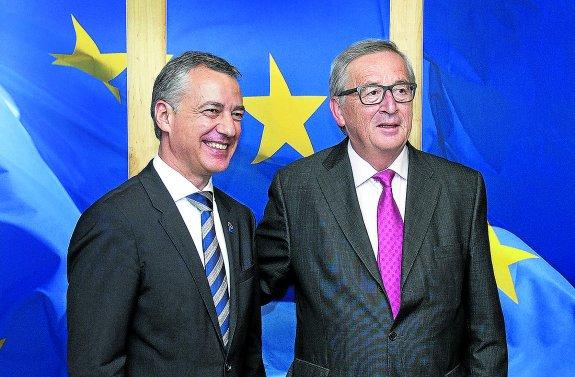 El lehendakari posa con el presidente de la Comisión, Jean-Claude Juncker, que aplaudió su apoyo a la estabilidad de Rajoy.