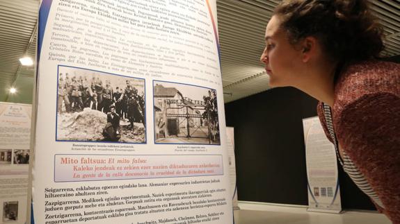 El presidente de la Asociación Cultural Euskadi-Israel, Laurens Franks, observa un documento que forma parte de la exposición "Los 13 pilares de la educación sobre el Holocausto" durante su presentación en San Sebastián