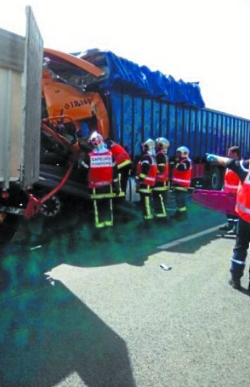 Los bomberos, en las labores de rescate del conductor.