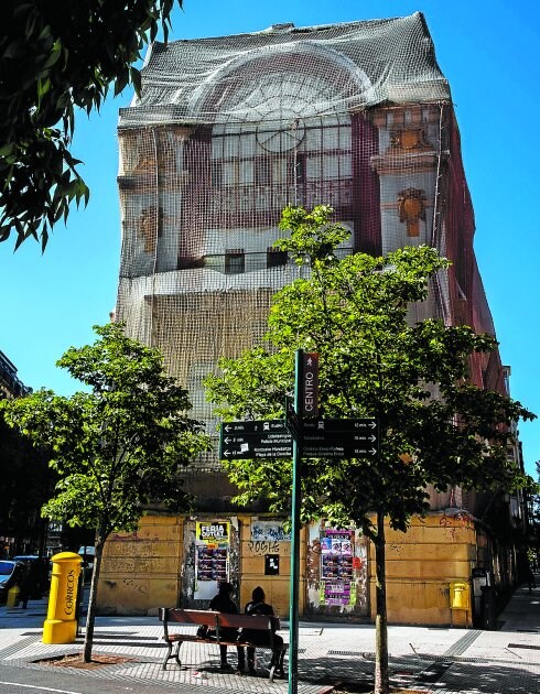 Imagen del chaflán, uno de los elementos del edificio protegidos por la normativa municipal.