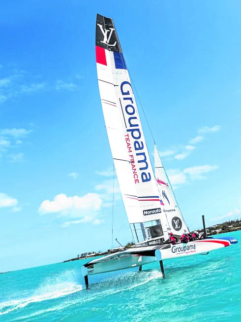 El 'Groupama' navega sobre sus foils sin que los cascos rocen las azuladas aguas de Bermuda. 