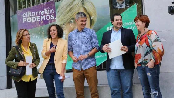 Representantes de Podemos Euskadi en San Sebastián