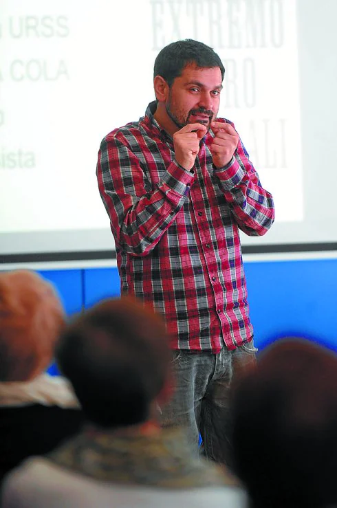 El politólogo Asier Blas de Mendoza en la charla de Ikasten.