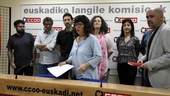 Loli García, acompañada por el todavía Secretario General, Unai Sordo, y por los máximos responsables de las 7 federaciones que componen el sindicato, ha presentado su candidatura a la Secretaría General de CCOO de Euskadi para el próximo XI Congreso que se celebrará en Vitoria-Gasteiz los días 1 y 2 de junio. ////