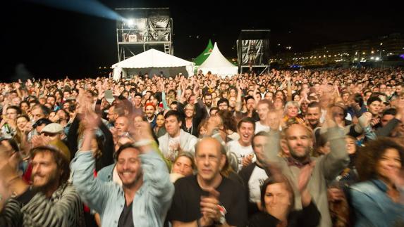 La playa de la Zurriola, abarrotada en uno de los conciertos del Jazzaldia del pasado año