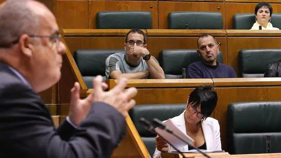 Joseba Egibar interviene desde la tribuna del Parlamento ante la bancada de EH Bildu, donde Larraitz Ugarte le escucha con atención