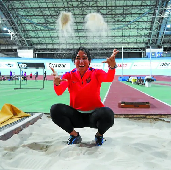 Olatz Arrieta, con la sudadera del Barça, juega con la arena. 