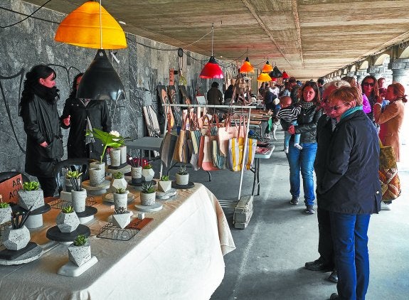 A media tarde ya había numerosos visitantes por los puestos del voladizo. Las lámparas ya estaban preparadas para la noche.