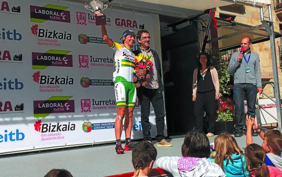Katrin Garfoot, en el podio, tras ganar la etapa de ayer y alzarse con el liderato. 