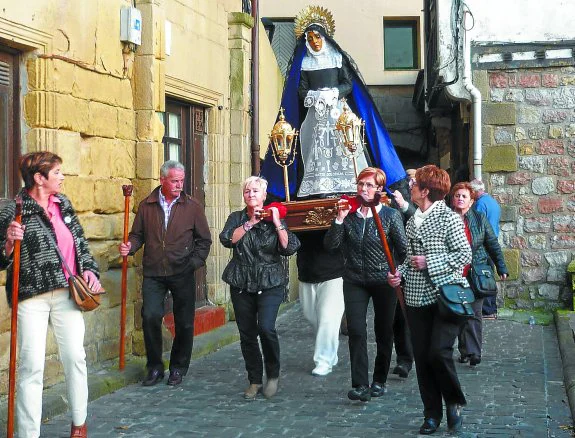 Las mujeres se encargan de portar sobre sus hombros la imagen de la Dolorosa. 
