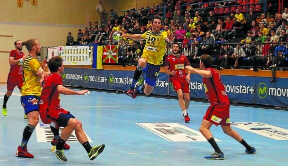 Eduard Nonó vuela para intentar marcar un gol en el partido ante el Huesca. Hoy debe volar el Bidasoa hacia la victoria. 