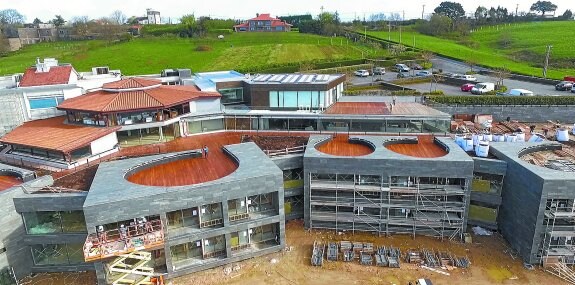 Imagen aérea del restaurante con el nuevo hotel adosado. Las 22 habitaciones miran al mar. 