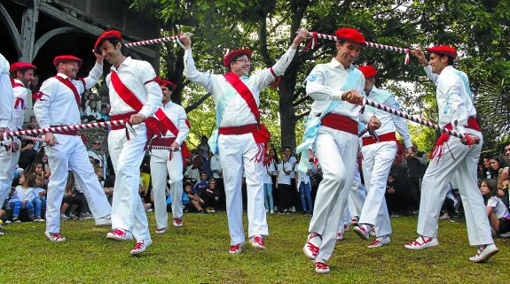 Los más veteranos del grupo Gure Kai bailaron la Ezpata Dantza junto a la ermita de San Roke. 