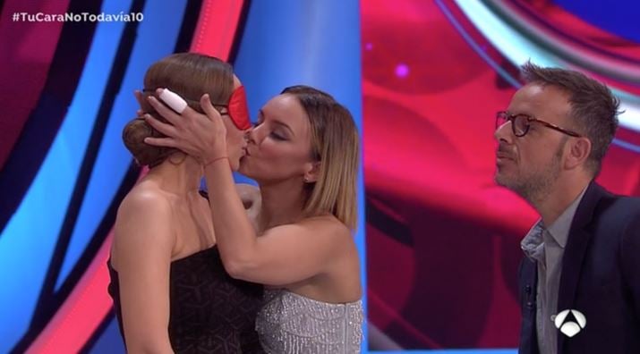 El apasionado beso de Mónica Naranjo y Chenoa que enciende las redes