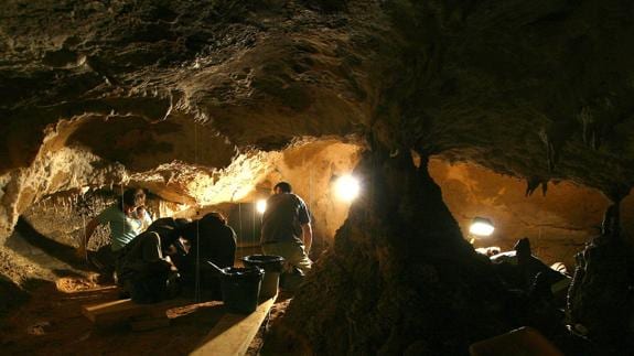 Aranzadi espera obtener «importantes resultados» de la época Neandertal en la cueva de Praileaitz