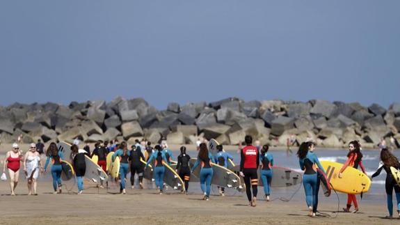 Surfistas en la playa de la Zurriola
