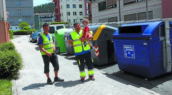 Dos monitores se encargan de informar y concienciar a pie de punto de recogida. 