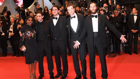 De izquierda a derecha: Taliah Webster, Buddy Duress, Josh Safdie, Robert Pattinson y Benny Safdie