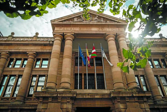 Exterior de la Audiencia, donde el lunes se celebrará el juicio.