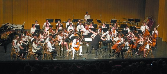 Para disfrutar. La Orquesta Sinfónica del Conservatorio de Irun actuó junto al guitarrista alemán Christian Reichert y la vizcaína Ana Ayneto. 