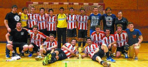 Campeones. Jugadores y técnicos del Alcorta Forging Group, con el trofeo que lograron frente al Egia.