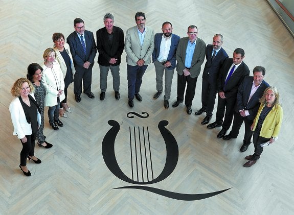 Los representantes de las instituciones y de las entidades patrocinadoras de la Quincena, junto al director, Patrick Alfaya, ayer en el Kursaal. 