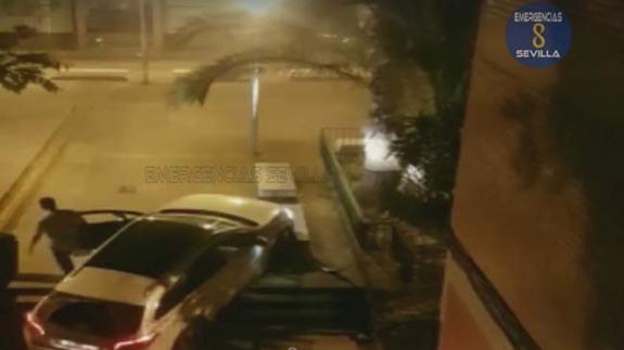 El conductor sale del vehículo