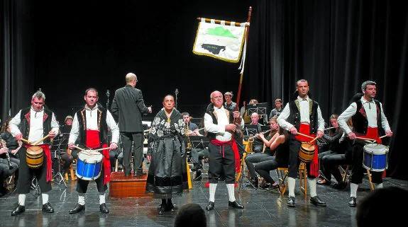 Socios del Hogar Extremeño, ataviados con el traje regional, en un acto organizado en el auditorio del centro cultural Bastero. 