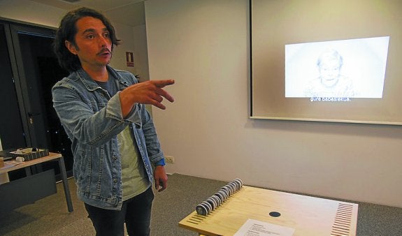 Fotógrafo. Mauro Saravia explica el funcionamiento del vídeo.