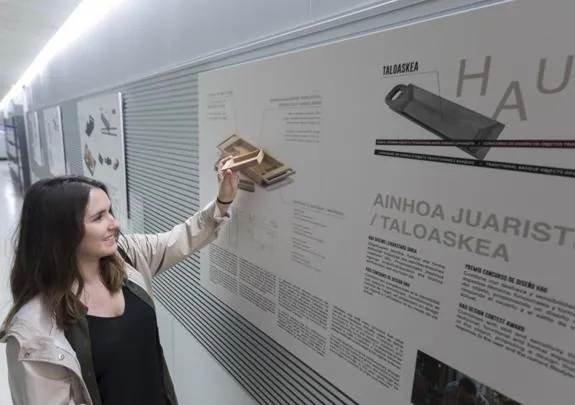 Ainhoa Juaristi, ganadora del concurso, explica su diseño. 
