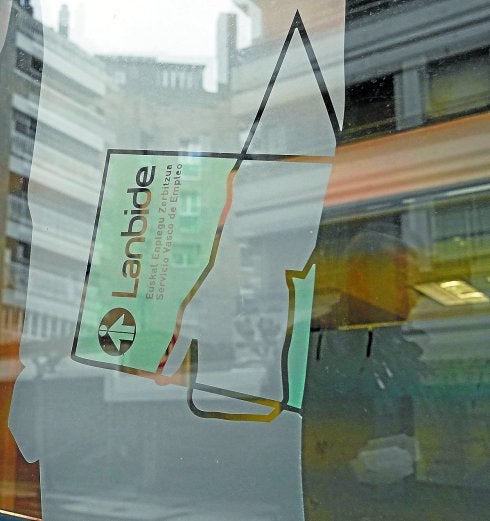 Exterior de una oficina de Lanbide, donde se gestiona la RGI.