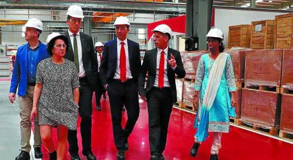 La diputada Ainhoa Aizpuru y el director de la SPRI, Alex Arriola, junto al presidente de Ampo, Jon Gorrotxategi y otros responsables de la compañía en la nueva planta india.