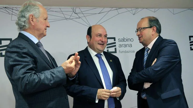 El presidente del EBB, Andoni Ortuzar, flanqueado por Juan Maria Atutxa y José Antonio Rodríguez Ranz. 
