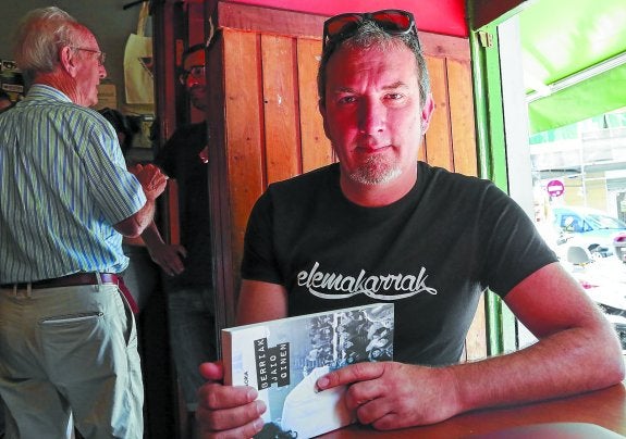 Jon Maia, ostegunean bere liburuarekin. Atzean, Joanito Dorronsoro -aspaldiko irakaslea- eta Igor Elortza, hitzaurrea egin diona.